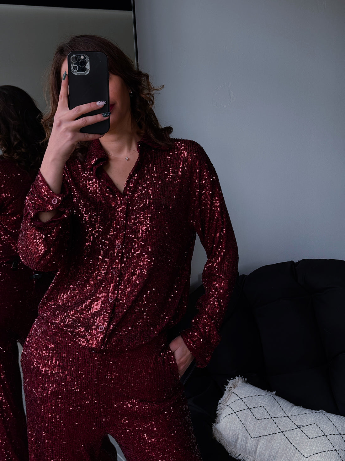 Ensemble Festif 3 Pièces à Sequins Rouges – Chemise, Top & Pantalon, Pour des Fêtes Élégantes