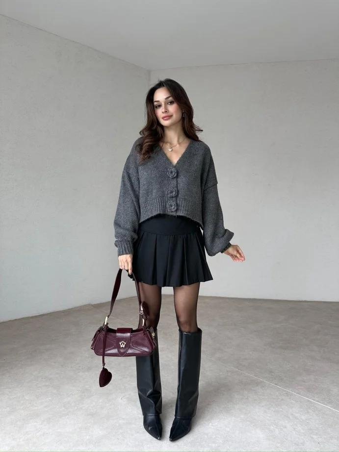 Cardigan gris en maille avec boutons floraux bordeaux, parfait pour un style casual chic.