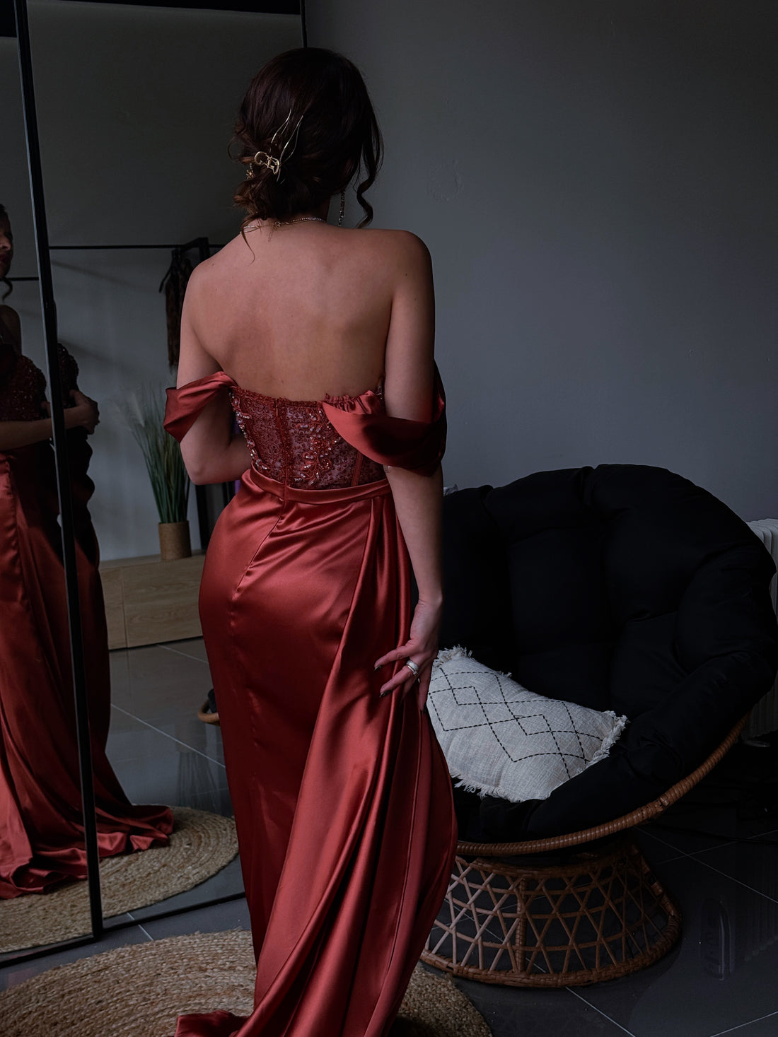 Robe de Soirée Satinée Terracotta avec Corset Perlé et Fente Élégante