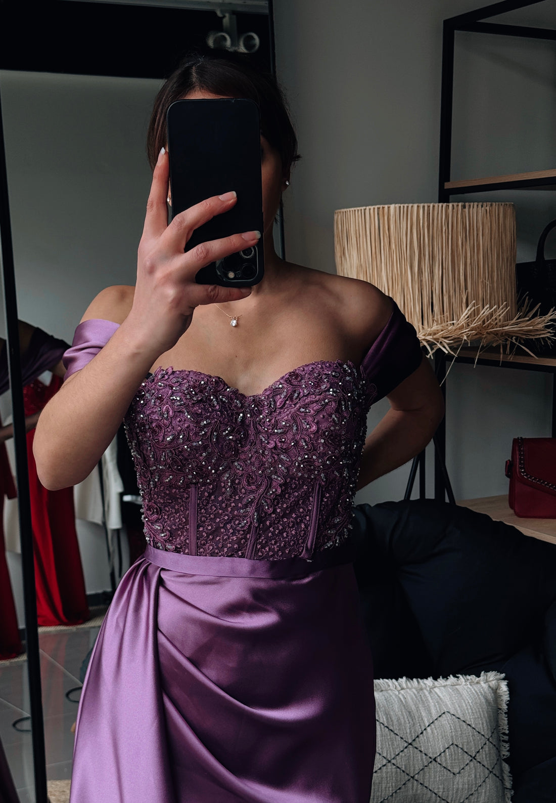 Robe de Soirée Satinée Violet avec Corset Perlé et Fente Élégante